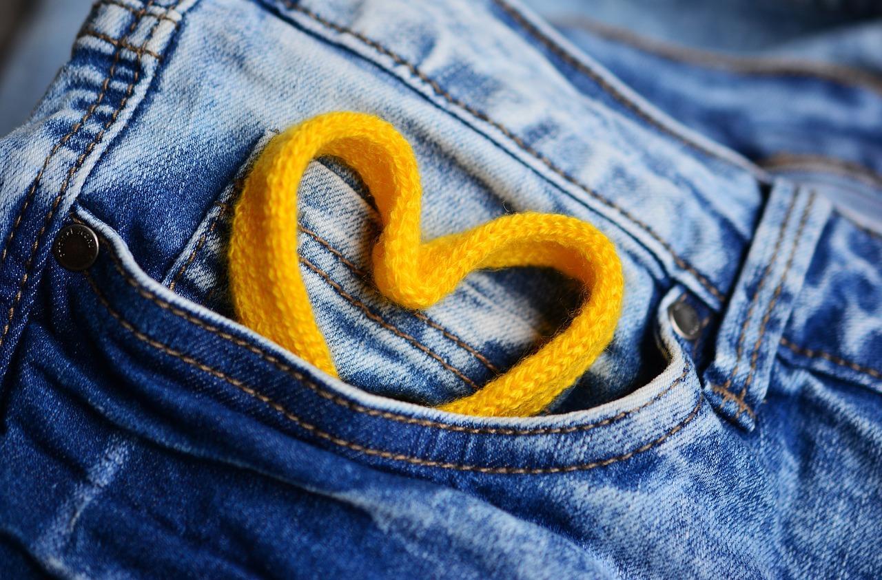 Dlaczego jeansy mają małą kieszonkę z przodu?