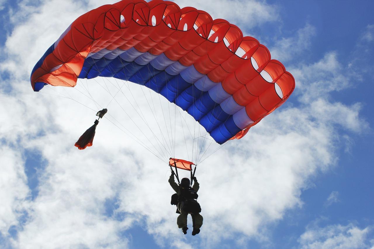 Szkolenie na skoczka spadochronowego – jak wygląda?