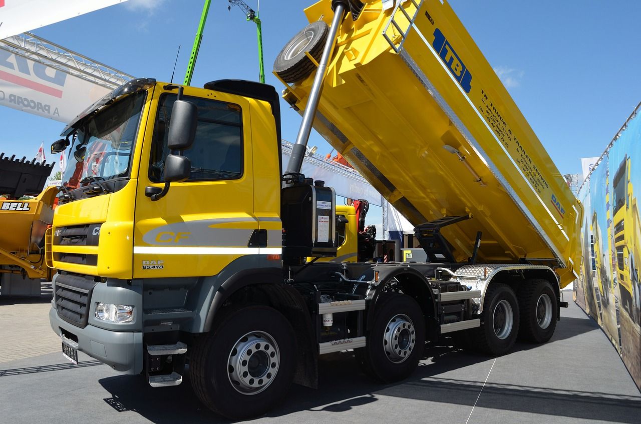 Pojazdy ciężarowe – jakie elementy wymagają regularnego przeglądu i serwisu
