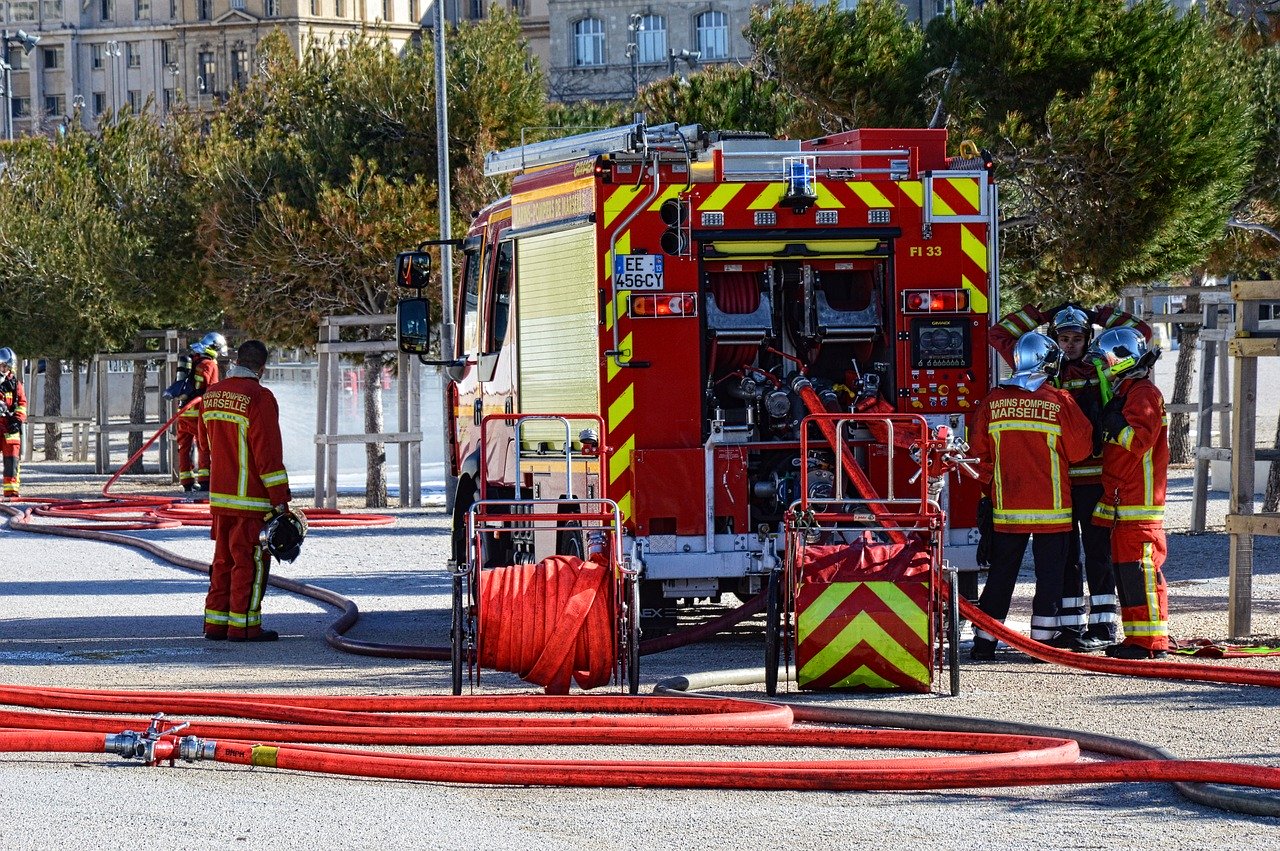 Najważniejsze narzędzia w pracy strażaków – co muszą mieć zawsze przy sobie?