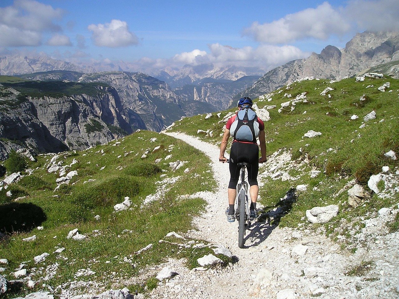 Idealne rowery na górskie wypady – czym powinny się charakteryzować?